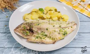 Dorada al horno con patatas panaderas, un plato principal jugoso y lleno de sabor.