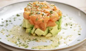 Tartar de salmón y aguacate, un plato digno de Masterchef, con un aderezo ligero y semillas de sésamo.