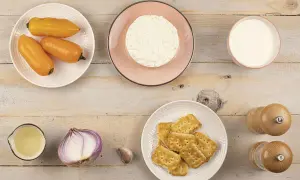 Ingredientes para papa a la huancaina: ajíes amarillos, queso fresco, leche, galletas, cebolla, ajo y aceite.