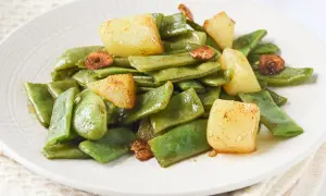 Judías verdes con patatas y ajo crujiente, un plato sencillo y delicioso.