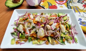 Delicioso ceviche de corvina con aguacate, cebolla morada y maíz tostado. Fresco y lleno de sabor.