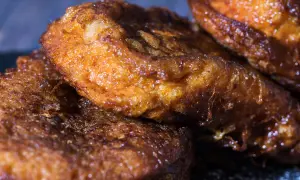 Torrijas de vino doradas y crujientes, un dulce tradicional perfecto para disfrutar en cualquier momento.