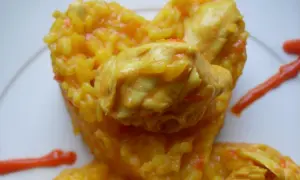 Arroz amarillo con pollo, preparado en Thermomix, con trozos de pollo tierno y un toque de salsa roja.