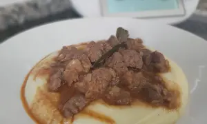 Delicioso hígado encebollado hecho en Thermomix, servido sobre puré cremoso.