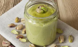 Crema de pistacho casera, lista para disfrutar. Una deliciosa receta fácil de preparar.