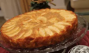 Tarta de manzana Thermomix dorada y jugosa, con láminas de manzana dispuestas en espiral sobre una base esponjosa.
