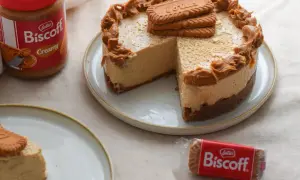 Deliciosa tarta de lotus con crema y galletas Biscoff. Un postre irresistible para los amantes del dulce.