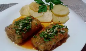Bacallà a la llauna amb patates i julivert picat. Un plat tradicional i saborós.