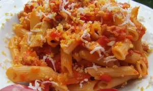Macarrones express Thermomix con salsa de tomate y queso rallado. Un plato rápido y delicioso.