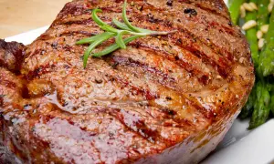 Jugoso filete de ternera a la parrilla con romero y espárragos verdes.