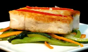 Bonito a la plancha con pimientos rojos, acompañado de judías verdes y zanahorias salteadas.