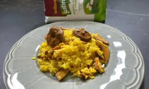 Delicioso arroz con niscalos, preparado con arroz Sabroz, listo para disfrutar.