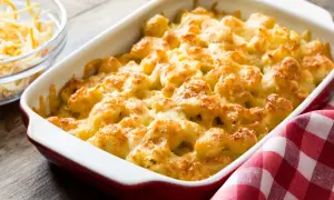 Mac and cheese recién horneado, burbujeante y dorado, listo para servir.
