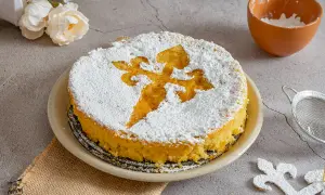 Tarta de Santiago espolvoreada con azúcar glas, con la Cruz de Santiago marcada. Un postre tradicional listo para disfrutar.