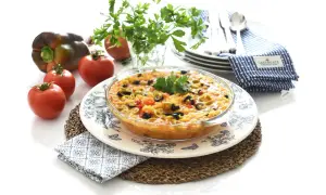 Arroz con aceitunas y tomate, preparado en Thermomix, servido en un plato decorado.