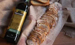 Fiambre de pavo casero, jugoso y tierno, acompañado de tostadas y aceite de oliva virgen extra Oleoestepa.