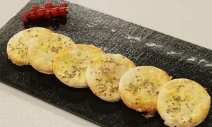 Deliciosas tortas de anís, doradas y crujientes, adornadas con semillas de anís y un toque de frutos rojos.