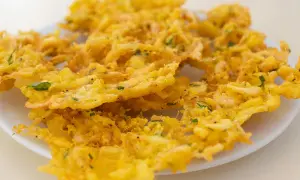 Tortillitas de camarones crujientes y doradas, un manjar gaditano con trocitos de gambas y perejil.