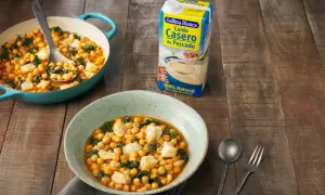 Plato de garbanzos con bacalao y espinacas, listo para servir. Ideal para una receta de garbanzos con bacalao casera y deliciosa.
