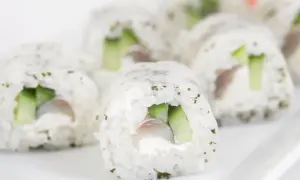 Rollos de sushi con pepino y pescado, listos para disfrutar. Aprende como hacer sushi casero con esta deliciosa receta.