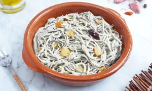 Deliciosas gulas al ajillo en cazuela de barro, con láminas de ajo dorado y un toque picante.