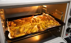 Patatas al horno listas para servir. El tiempo y la temperatura perfectos para un dorado crujiente.