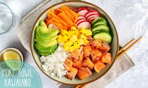 Delicioso poke de salmón con arroz, aguacate, mango, zanahoria, rábano y pepino. ¡Un festín de colores y sabores!