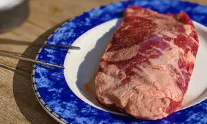 Una jugosa presa ibérica, lista para ser cocinada a la parrilla.