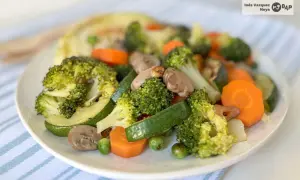 Un colorido panache de verduras salteadas: brócoli, zanahoria, calabacín, champiñones y guisantes.