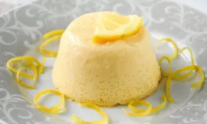 Delicioso flan de limón, con un toque cítrico y decorado con cáscara de limón.