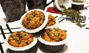Magdalenas de calabaza saludables, cubiertas con semillas de calabaza, listas para disfrutar.
