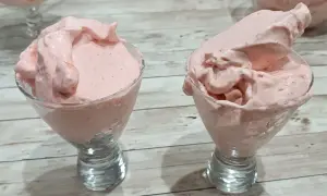 Deliciosa espuma de fresas Thermomix, cremosa y refrescante, servida en copas de cristal.