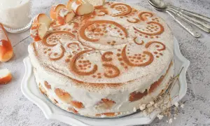 Tarta de horchata y fartons, decorada con canela y trozos de pan. Un postre que evoca la tradición valenciana.