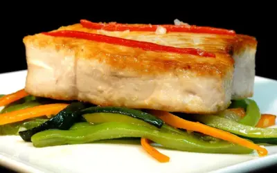 Bonito a la plancha con pimientos rojos, acompañado de judías verdes y zanahorias salteadas.