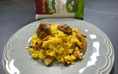 Delicioso arroz con niscalos, preparado con arroz Sabroz, listo para disfrutar.