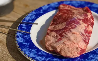 Una jugosa presa ibérica, lista para ser cocinada a la parrilla.