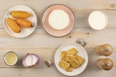 Ingredientes para papa a la huancaina: ajíes amarillos, queso fresco, leche, galletas, cebolla, ajo y aceite.