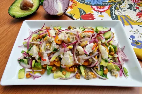 Delicioso ceviche de corvina con aguacate, cebolla morada y maíz tostado. Fresco y lleno de sabor.