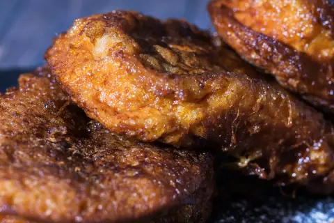 Torrijas de vino doradas y crujientes, un dulce tradicional perfecto para disfrutar en cualquier momento.