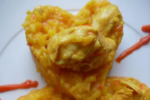 Arroz amarillo con pollo, preparado en Thermomix, con trozos de pollo tierno y un toque de salsa roja.