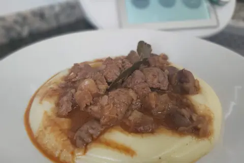 Delicioso hígado encebollado hecho en Thermomix, servido sobre puré cremoso.