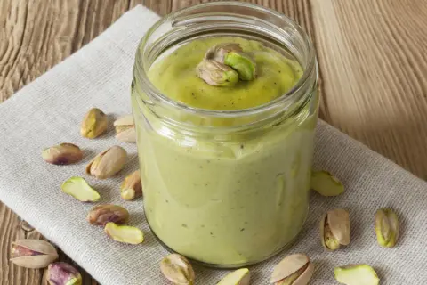 Crema de pistacho casera, lista para disfrutar. Una deliciosa receta fácil de preparar.