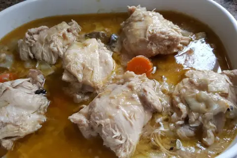 Pollo en escabeche hecho en Thermomix, jugoso y tierno, con zanahoria y especias.
