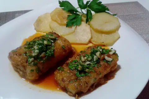 Bacallà a la llauna amb patates i julivert picat. Un plat tradicional i saborós.