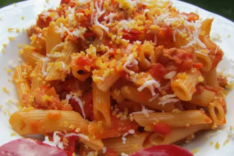 Macarrones express Thermomix con salsa de tomate y queso rallado. Un plato rápido y delicioso.
