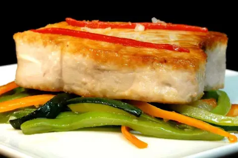 Bonito a la plancha con pimientos rojos, acompañado de judías verdes y zanahorias salteadas.