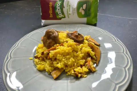 Delicioso arroz con niscalos, preparado con arroz Sabroz, listo para disfrutar.