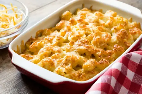 Mac and cheese recién horneado, burbujeante y dorado, listo para servir.