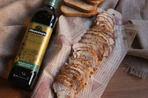 Fiambre de pavo casero, jugoso y tierno, acompañado de tostadas y aceite de oliva virgen extra Oleoestepa.