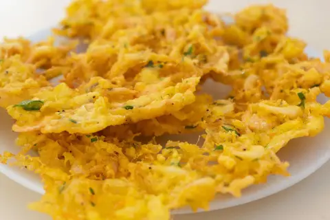 Tortillitas de camarones crujientes y doradas, un manjar gaditano con trocitos de gambas y perejil.